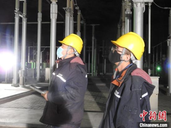 圖為5月10日凌晨，國網(wǎng)青海檢修公司柴達木換流站運維人員在進行柴拉直流系統(tǒng)停電操作。　姚曉英 攝