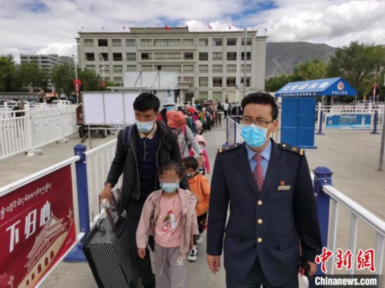 圖為拉薩車站工作人員為西藏先心病患兒和陪同人員提供“綠色”接力幫扶，并開通了專門通道，讓他們快速進(jìn)站上車。拉薩車站 供圖