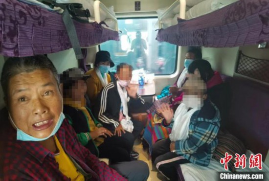 圖為乘坐Z266次列車的西藏先心病患兒和陪同人員。拉薩車站 供圖