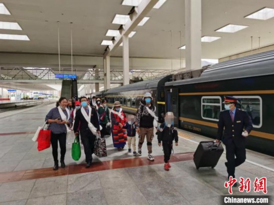 圖為拉薩車站工作人員為西藏先心病患兒和陪同人員提供“綠色”接力幫扶，并開通了專門通道，讓他們快速進(jìn)站上車。拉薩車站 供圖