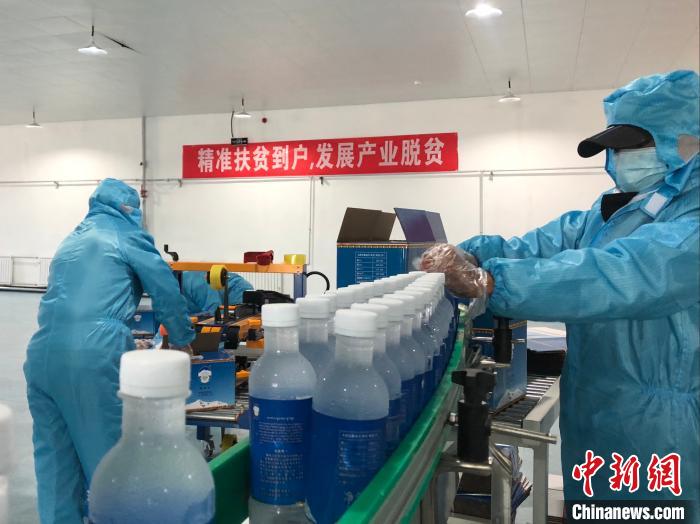 圖為阿里地區(qū)措勤縣某飲用水加工公司，該公司以“基地+公司+貧困民眾”為運(yùn)營(yíng)模式，帶動(dòng)貧困民眾68戶232人。　謝牧 攝