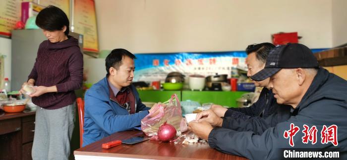 圖為扶貧路上“臨時(shí)一家人”準(zhǔn)備午餐?！∥航ㄜ?攝