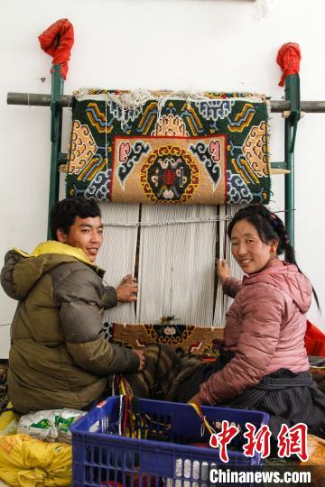 圖為1月15日，在日喀則市謝瑪氆氌農(nóng)村合作社，拉孜村一對夫婦在編織卡墊(資料圖)?！≮w朗 攝