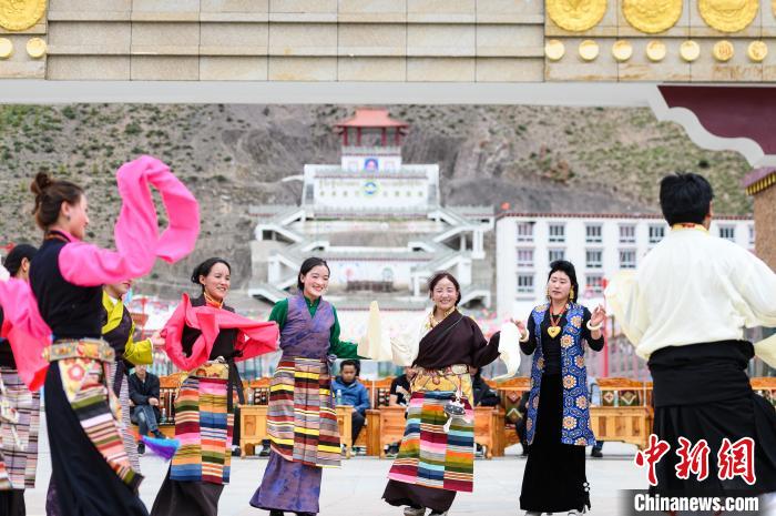 圖為西藏昌都市洛隆縣易地搬遷安置點阿托卡小康示范新村村民載歌載舞慶脫貧(資料圖)?！『闻罾?攝