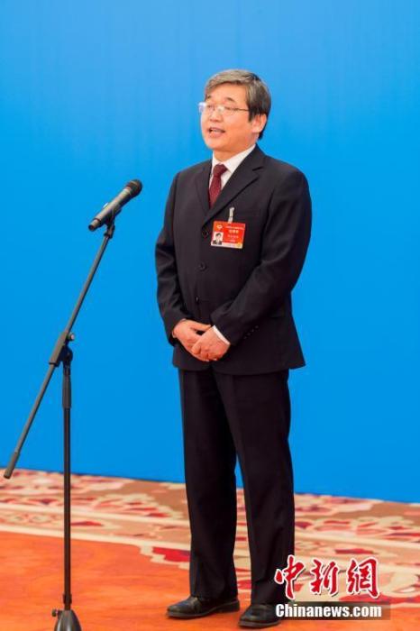 3月10日，全國政協(xié)十三屆四次會議第三場“委員通道”采訪活動在北京人民大會堂新聞發(fā)布廳舉行。圖為全國政協(xié)委員阿拉坦倉通過網(wǎng)絡(luò)視頻方式接受媒體采訪。<a target='_blank' ><p  align=