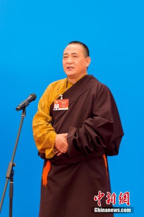 3月10日，全國政協(xié)十三屆四次會議第三場“委員通道”采訪活動在北京人民大會堂新聞發(fā)布廳舉行。圖為全國政協(xié)委員洛桑山丹通過網(wǎng)絡(luò)視頻方式接受媒體采訪。<a target='_blank' ><p  align=