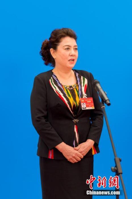 3月10日，全國政協(xié)十三屆四次會議第三場“委員通道”采訪活動在北京人民大會堂新聞發(fā)布廳舉行。圖為全國政協(xié)委員古麗帕麗·阿不都拉通過網(wǎng)絡(luò)視頻方式接受媒體采訪。<a target='_blank' ><p  align=