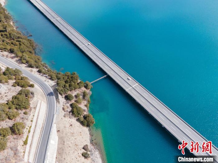 圖為西藏林拉高等級(jí)公路多布湖段風(fēng)光?！〗w波 攝