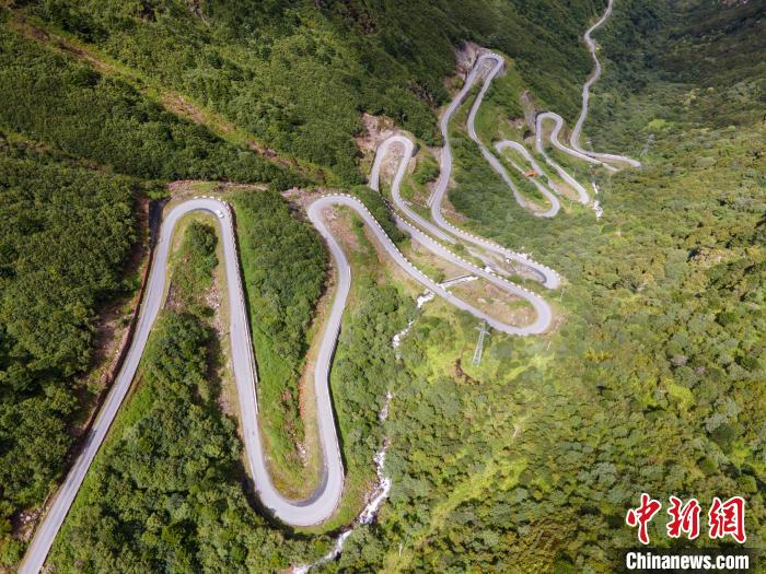 圖為西藏山南錯(cuò)那縣的盤(pán)山公路，錯(cuò)那縣被命名為全國(guó)“四好農(nóng)村路”示范縣。　江飛波 攝