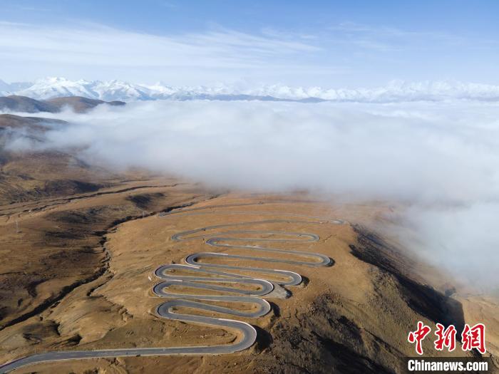 圖為西藏定日縣，前往珠穆朗瑪峰大本營(yíng)蜿蜒的公路與云海?！〗w波 攝