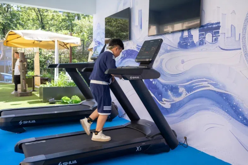 小朋友在智慧體育公園體驗(yàn)跑步機(jī)。巴黎