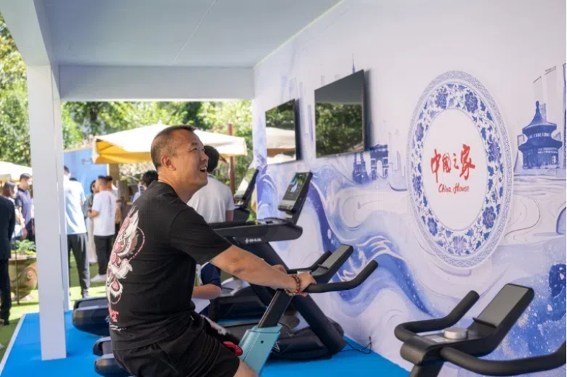 參觀者在智慧體育公園體驗(yàn)動(dòng)感單車。巴黎