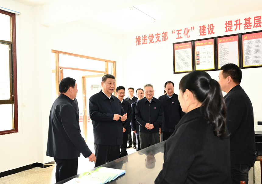 2024年3月18日至21日，中共中央總書記、國家主席、中央軍委主席習(xí)近平在湖南考察。這是19日下午，習(xí)近平在常德市鼎城區(qū)謝家鋪鎮(zhèn)港中坪村黨群服務(wù)中心了解當(dāng)?shù)貫榛鶎訙p負、提升基層治理效能等情況。新華社記者 燕雁 攝