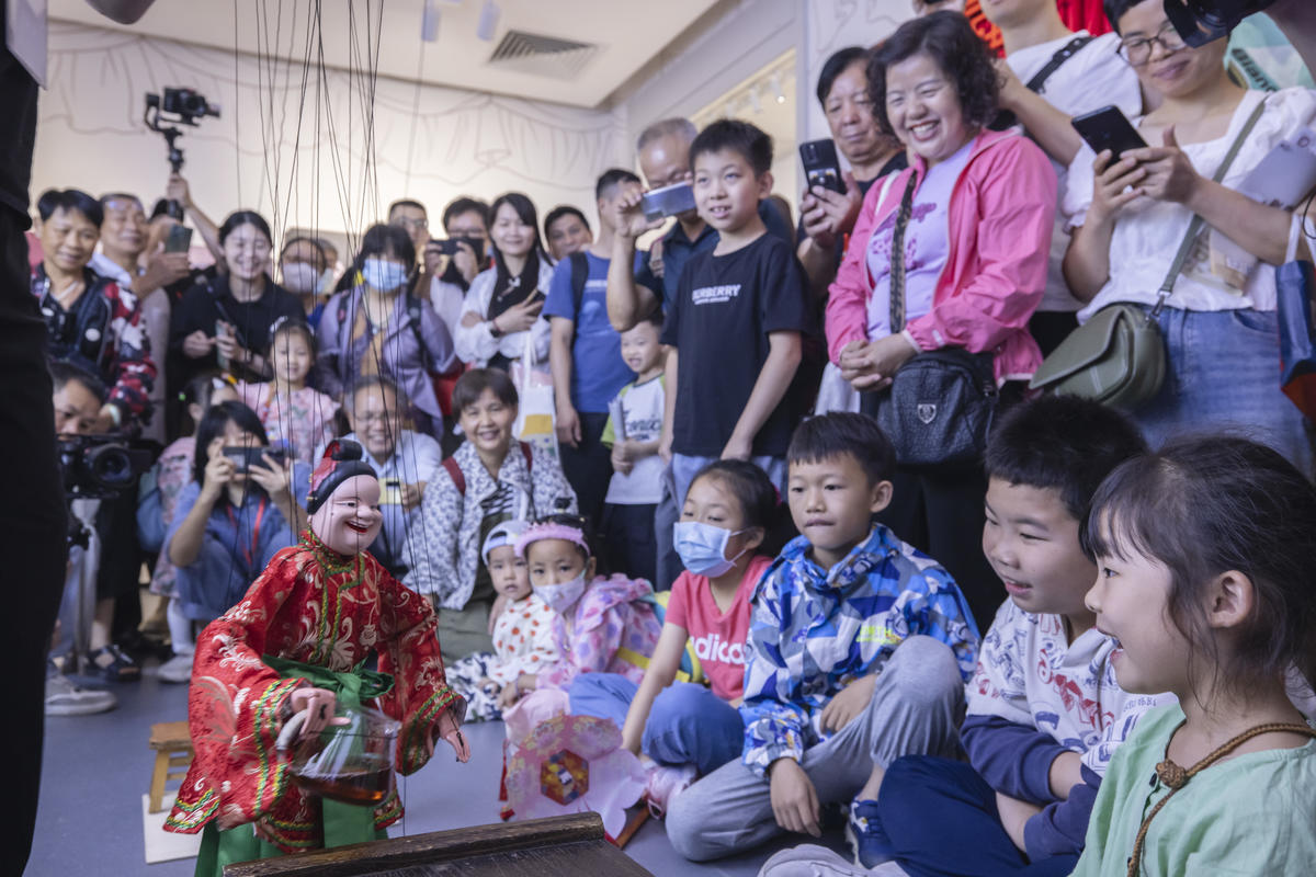 5月1日，廣州市白鵝潭大灣區(qū)藝術中心非物質文化遺產館內，精彩的梅縣提線木偶戲表演吸引了眾多游客駐足觀賞。 來源：人民圖片網