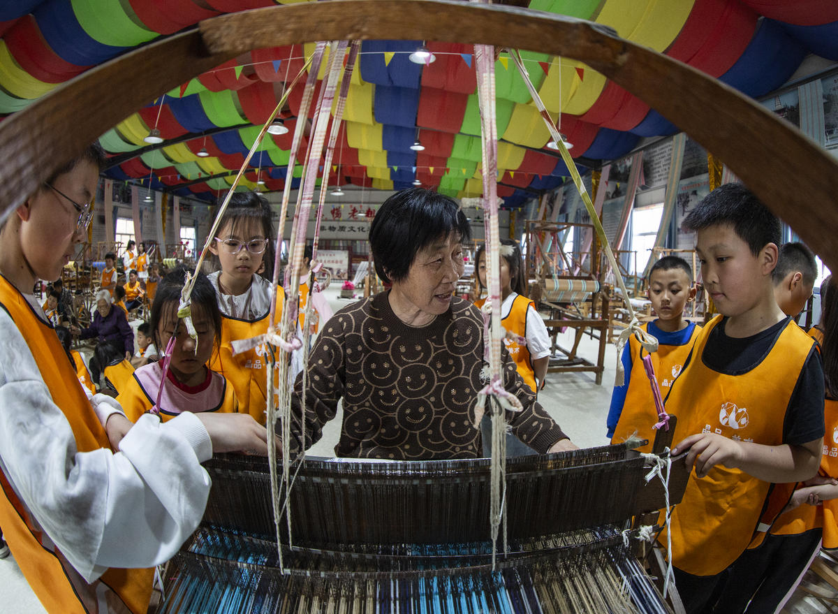5月1日，在山西省永濟市開張鎮(zhèn)東開張村的惠暢土布文化園，土布制作技師教游客織布技藝。 來源：人民圖片網