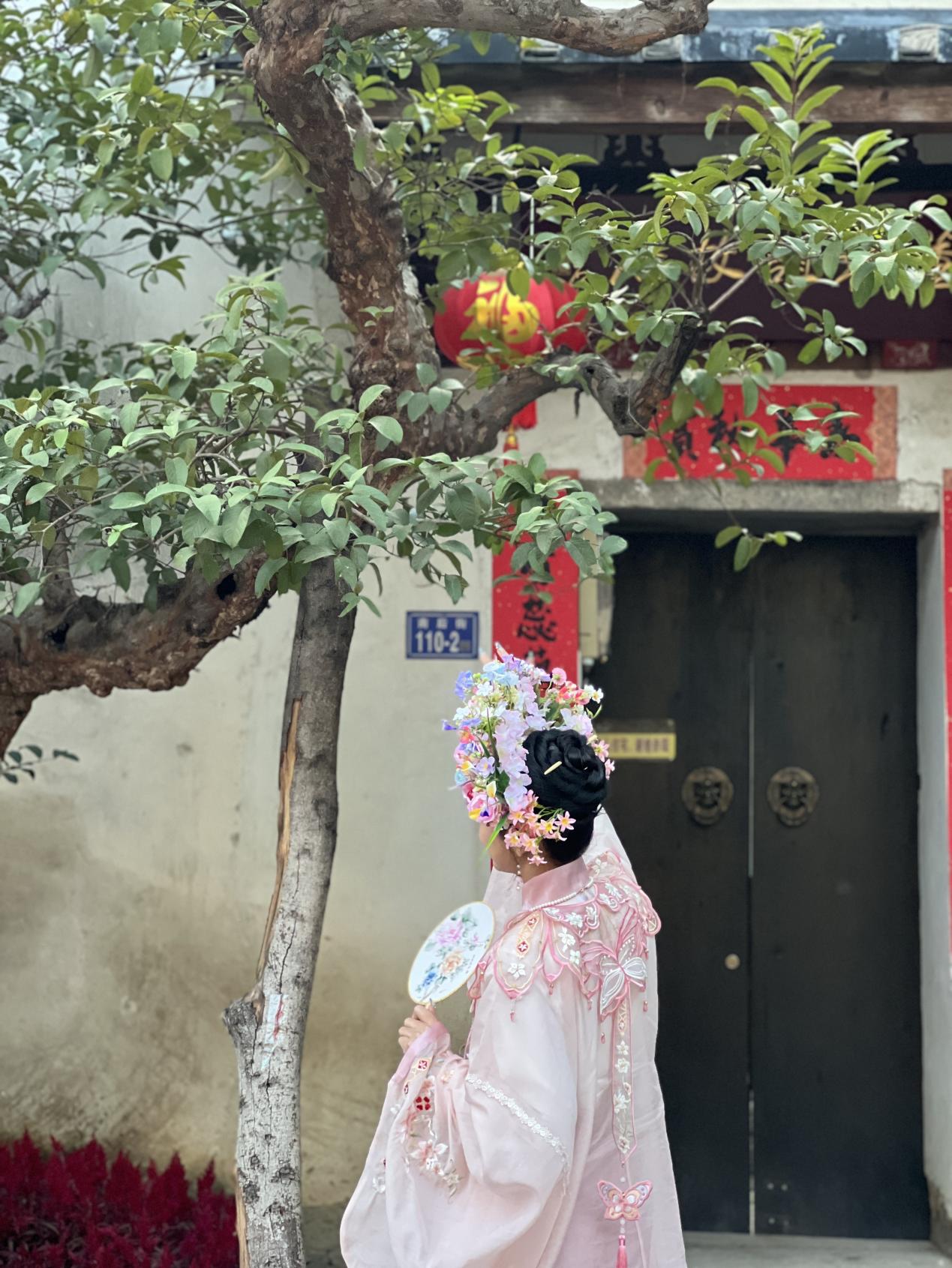 福建泉州，頭戴簪花的游客正拍照留念。人民網(wǎng) 歐陽易佳攝