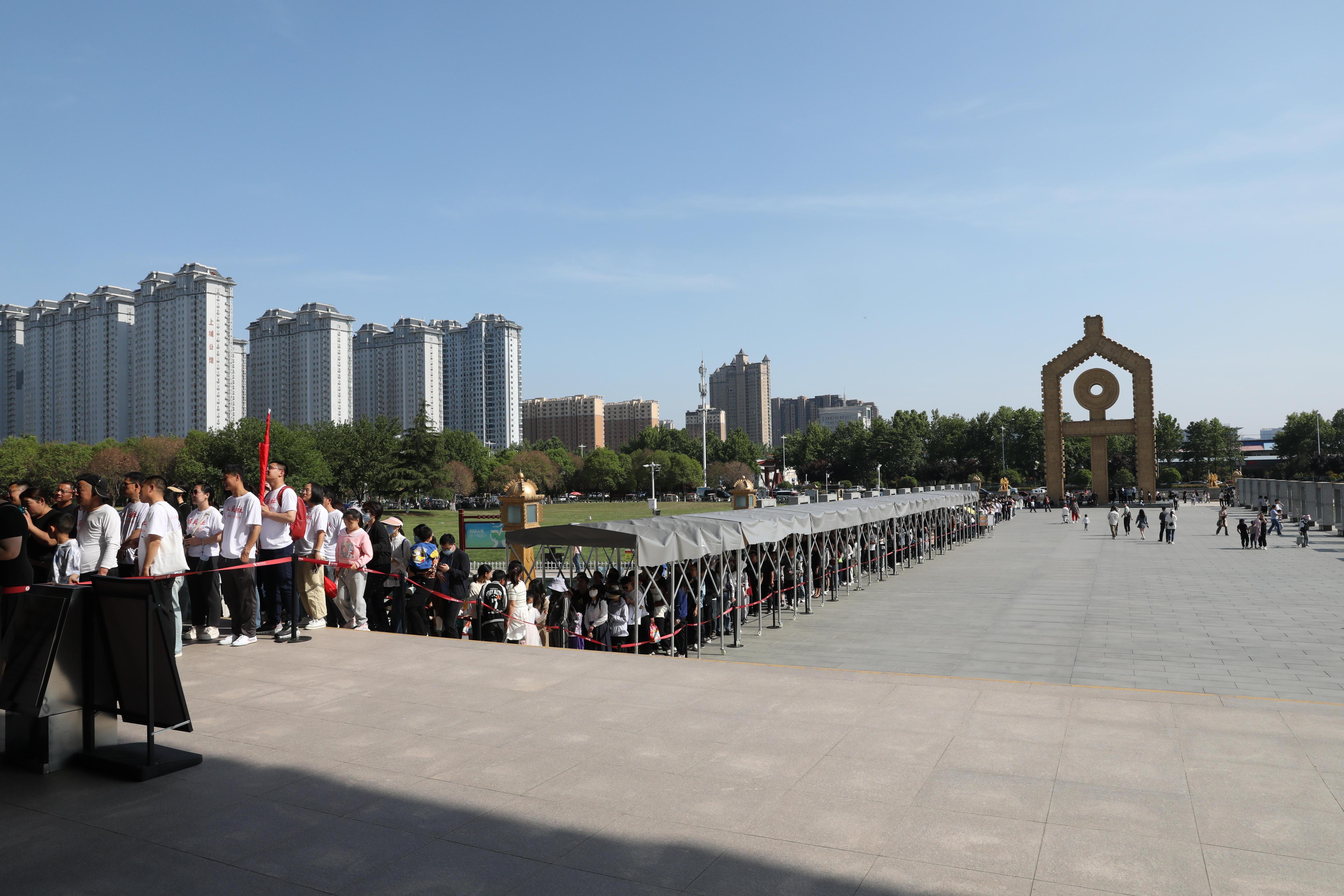 “五一”期間，中國文字博物館外游客有序排隊。中國文字博物館供圖