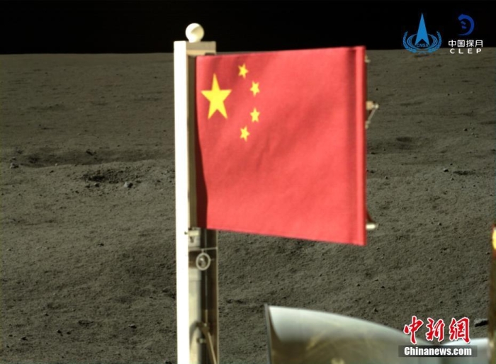 6月4日，中國(guó)國(guó)家航天局公布了嫦娥六號(hào)探測(cè)器在月球背面的五星紅旗展示影像。鮮艷的五星紅旗再次閃耀月球，這也是中國(guó)首次在月球背面獨(dú)立動(dòng)態(tài)展示國(guó)旗。<a target='_blank' href='/'><p  align=