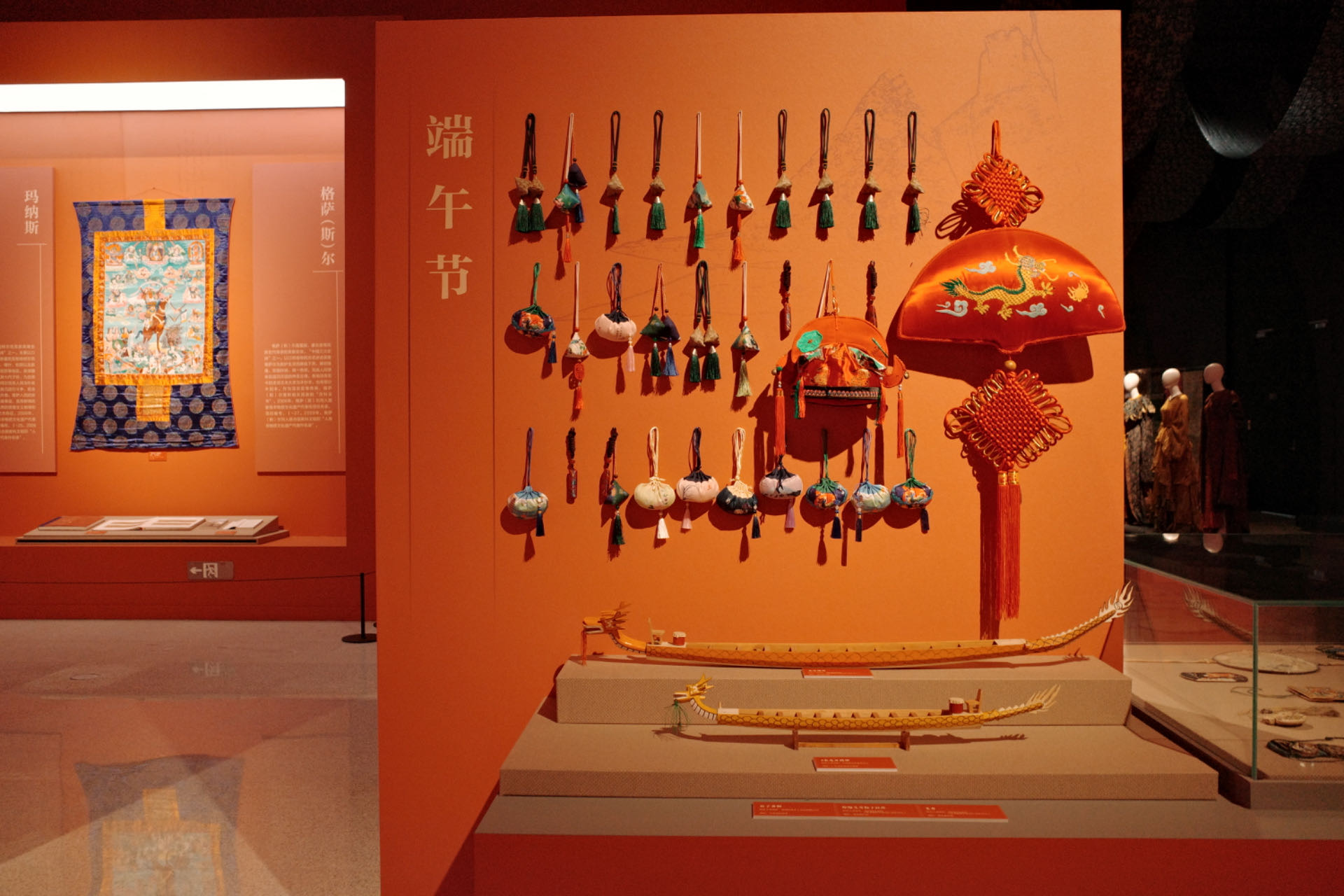 “氣象萬千——中國非遺保護實踐主題展”展示了端午節(jié)主題的非遺。人民網記者 劉微攝