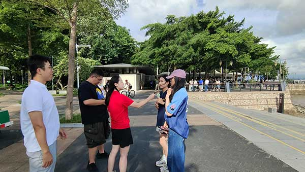 人民網(wǎng)記者采訪紅樹林公園游客。人民網(wǎng)記者 李彤?dāng)z