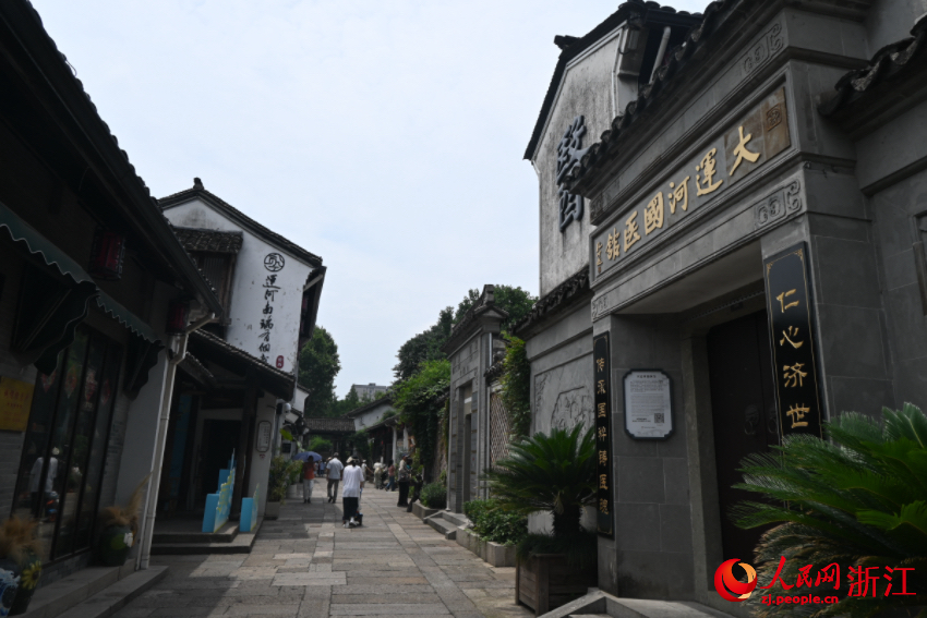 運(yùn)河邊的老建筑被完好保存下來。人民網(wǎng)記者 張麗瑋攝