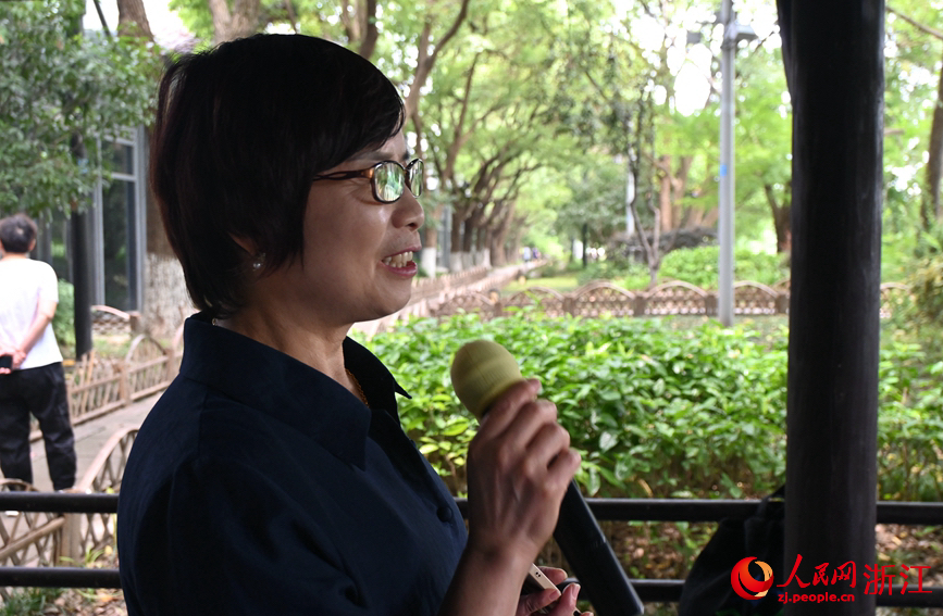 面向運(yùn)河，任國萍放聲歌唱。人民網(wǎng)記者 張麗瑋