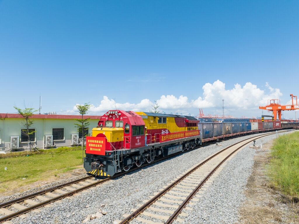 01 陸海新通道第20000列班車。陸海新通道運(yùn)營(yíng)公司供圖