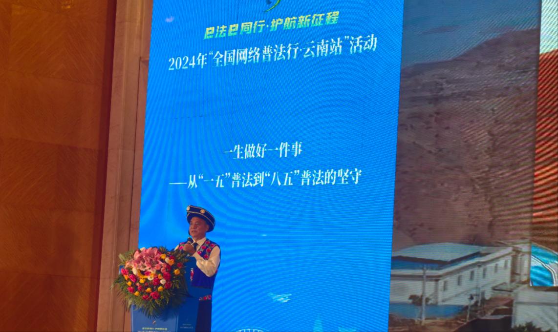 李學(xué)平分享普法的故事。人民網(wǎng)記者 孝金波攝