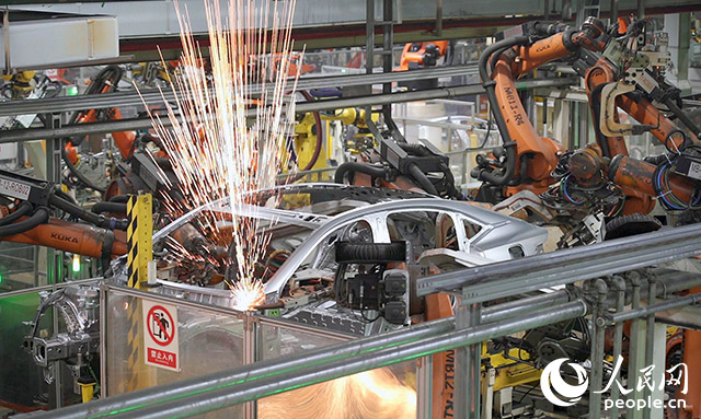 長(zhǎng)安汽車兩江工廠，機(jī)械臂正在工作。人民網(wǎng)記者 劉祎攝