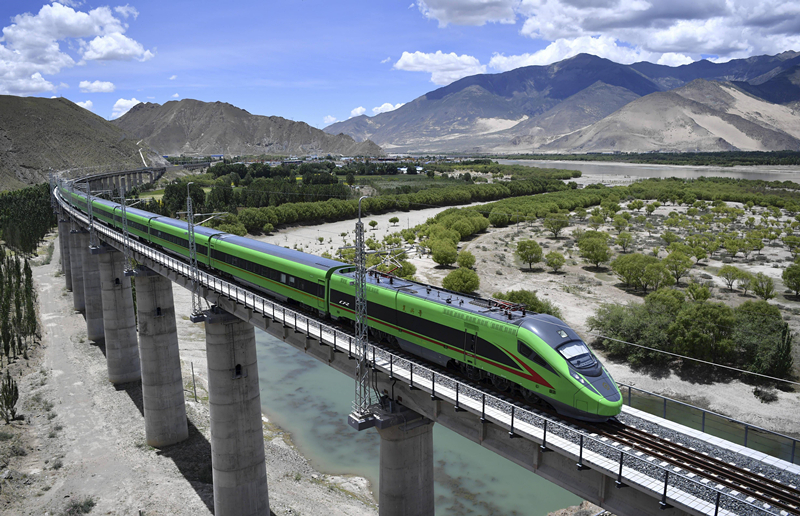 2022年6月22日，復(fù)興號列車行駛在西藏山南境內(nèi)。