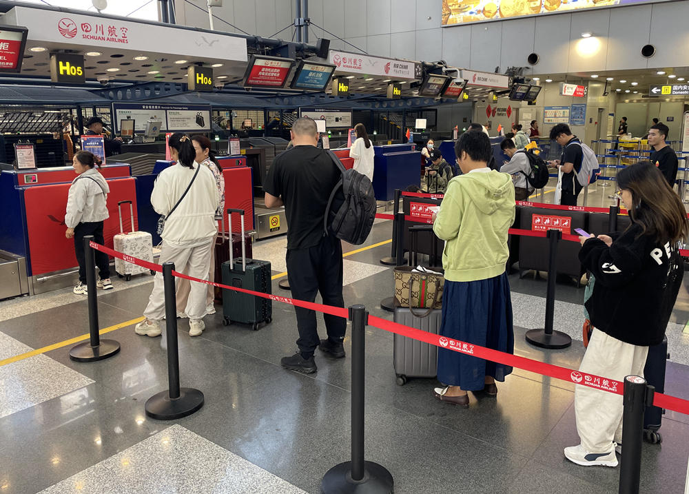 旅客在首都機(jī)場排隊(duì)辦理登機(jī)手續(xù)。人民網(wǎng)記者 喬雪峰攝