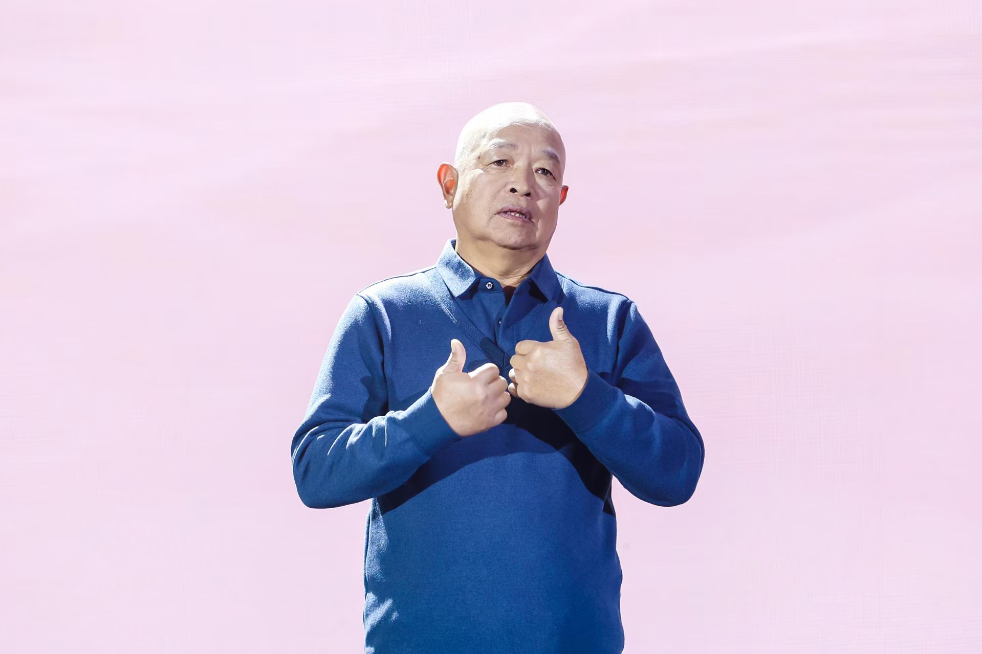 “山東好人”、煙臺(tái)市無聲洗車場經(jīng)理柳興濤。人民視頻供圖。