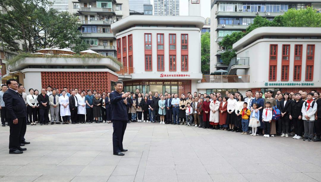 △2024年4月22日，習(xí)近平總書記來到重慶九龍坡區(qū)謝家灣街道民主村社區(qū)考察。