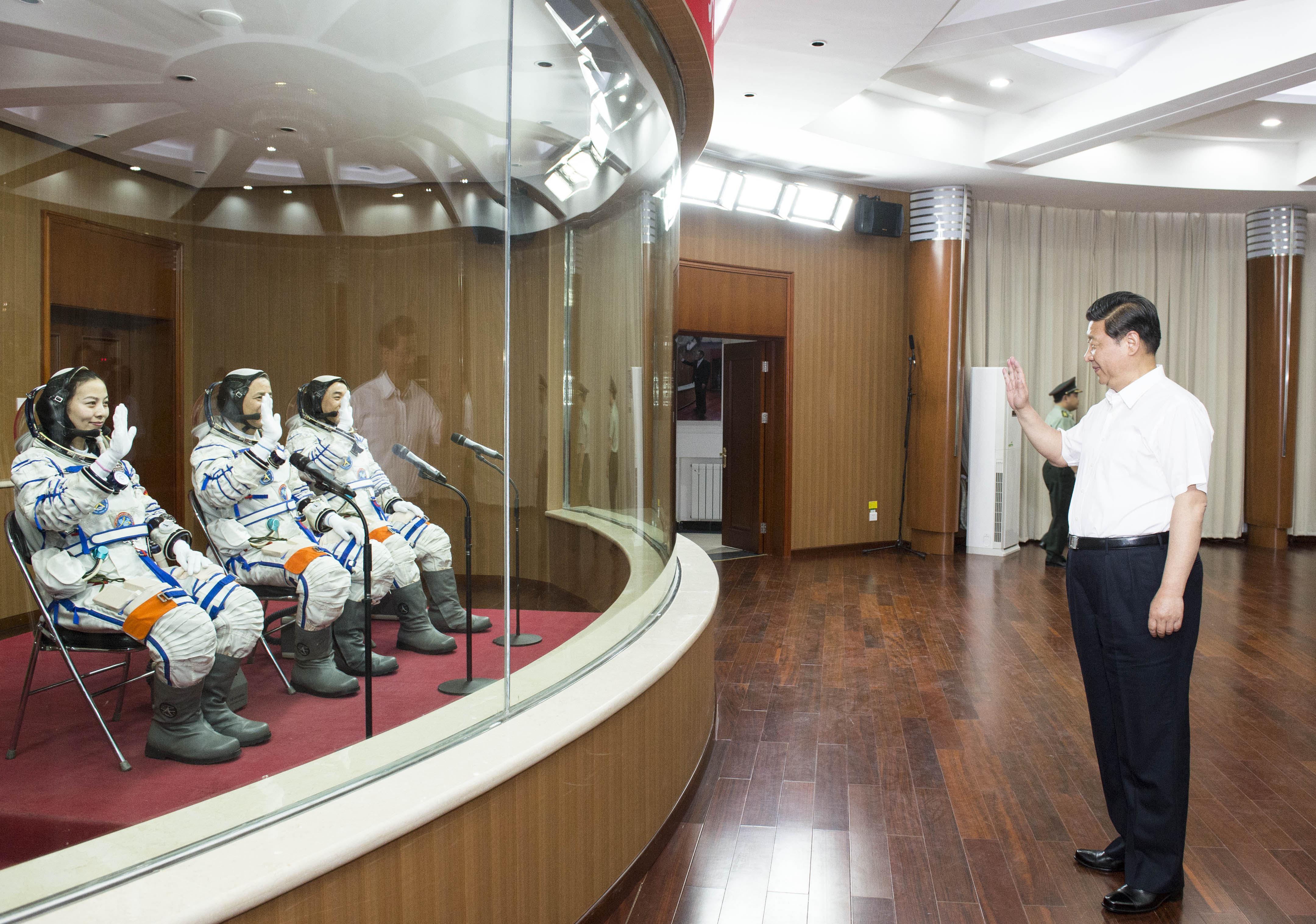 2013年6月11日，習(xí)近平總書記在酒泉衛(wèi)星發(fā)射中心觀看神舟十號載人飛船發(fā)射。這是習(xí)近平向即將出征的航天員聶海勝、張曉光、王亞平揮手致意。