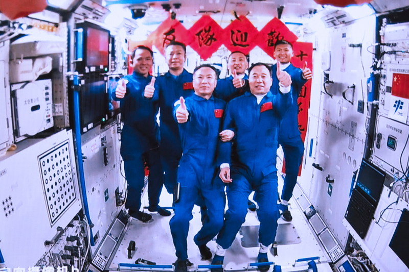 2023年5月30日，在北京航天飛行控制中心拍攝的神舟十五號航天員乘組與神舟十六號航天員乘組拍下“全家?！钡漠嬅?。