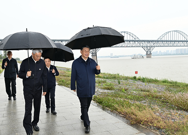 2023年10月10日至13日，中共中央總書記、國家主席、中央軍委主席習(xí)近平在江西考察。這是10日下午，習(xí)近平在長江國家文化公園九江城區(qū)段考察時，冒雨沿江堤步行察看沿岸風(fēng)貌。新華社記者 謝環(huán)馳 攝