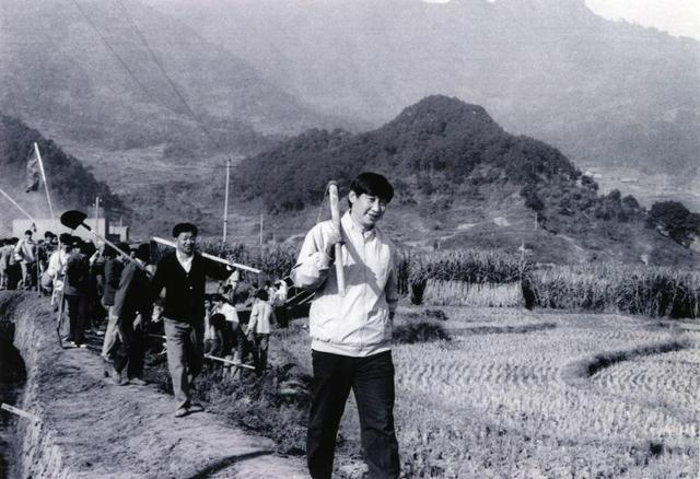 1989年12月2日，時任中共寧德地委書記的習近平帶領地直機關千余名干部到寧德縣南漈水利工地參加清溝排障修整水渠勞動。新華社發(fā)