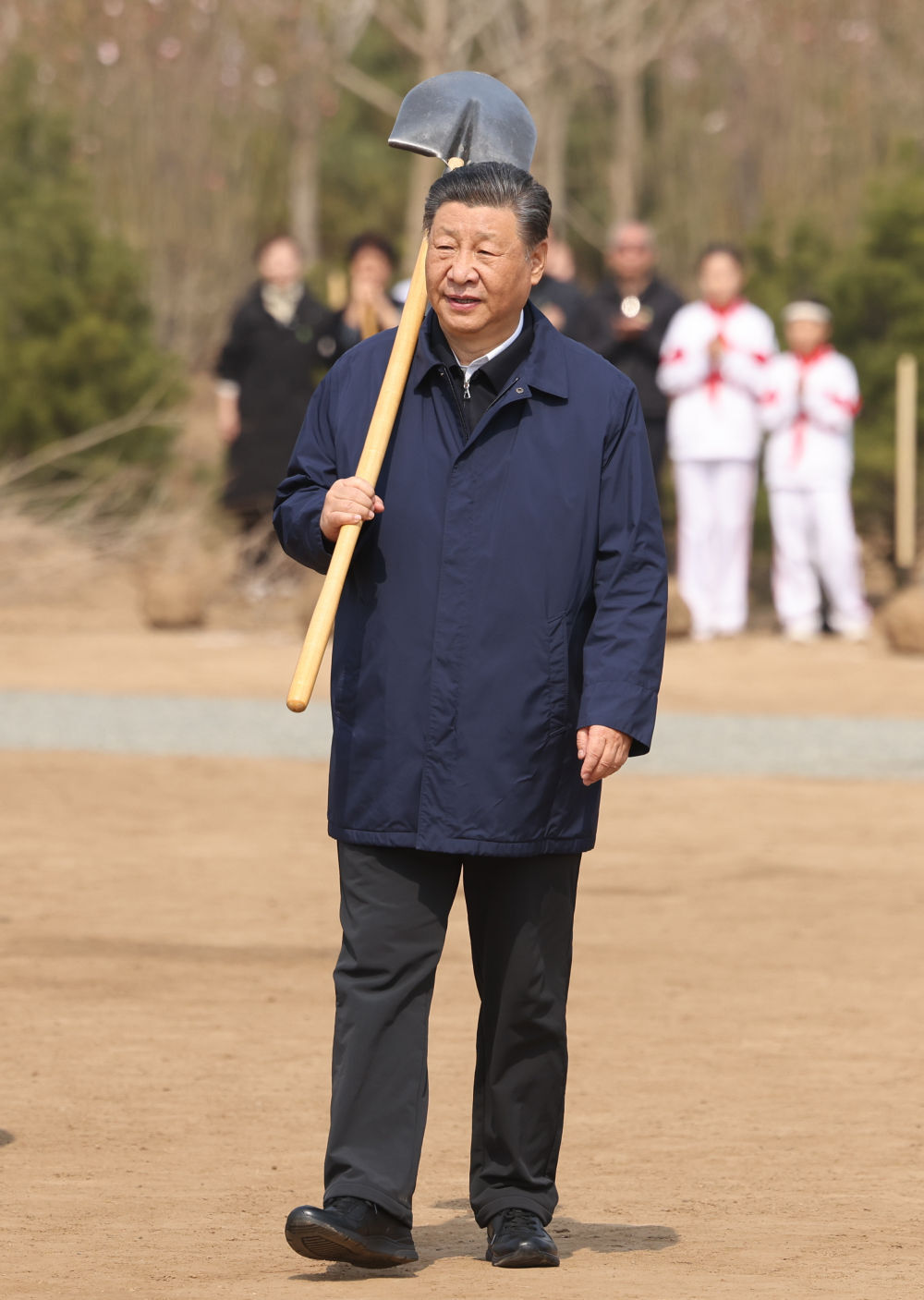 2024年4月3日，黨和國家領導人習近平、李強、趙樂際、王滬寧、蔡奇、丁薛祥、李希、韓正等來到北京市通州區(qū)潞城鎮(zhèn)參加首都義務植樹活動。這是習近平扛起鐵鍬走向植樹地點。新華社記者 龐興雷 攝
