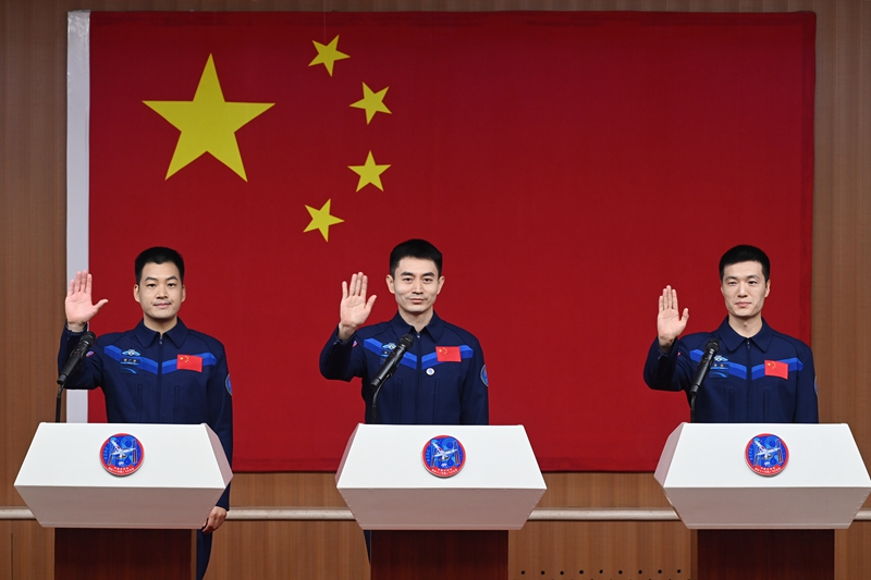 2024年月24日，神舟十八號載人飛行任務(wù)航天員葉光富（中）、李聰（右）、李廣蘇在酒泉衛(wèi)星發(fā)射中心問天閣與媒體記者集體見面。