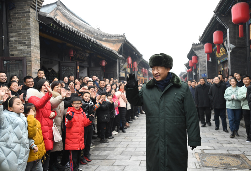 2022年1月27日，習(xí)近平總書記在平遙古城向現(xiàn)場群眾揮手致意。