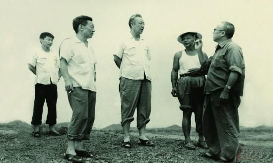 1978年8月，習(xí)仲勛（左三）在廣東惠陽農(nóng)村調(diào)研。在清華大學(xué)讀書的習(xí)近平（左一）利用暑假時(shí)間參加社會(huì)實(shí)踐，隨同父親一起下鄉(xiāng)。