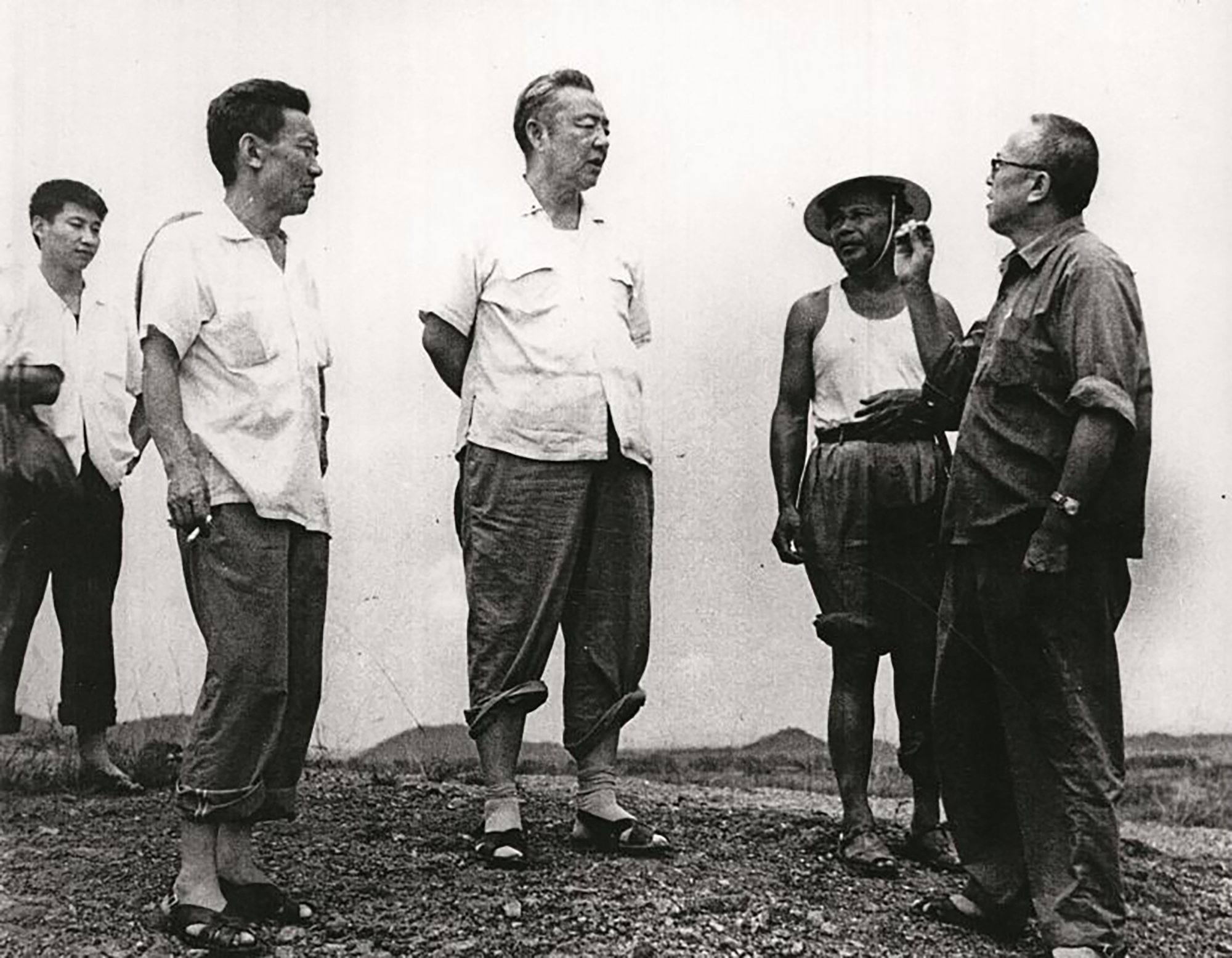 1978年8月5日，習仲勛（中）在廣東惠陽地區(qū)調(diào)研。左二為廣東省委農(nóng)村工作部副部長杜瑞芝，右一為惠陽地委書記李富林。 左一為當時正在清華大學暑期的習近平。