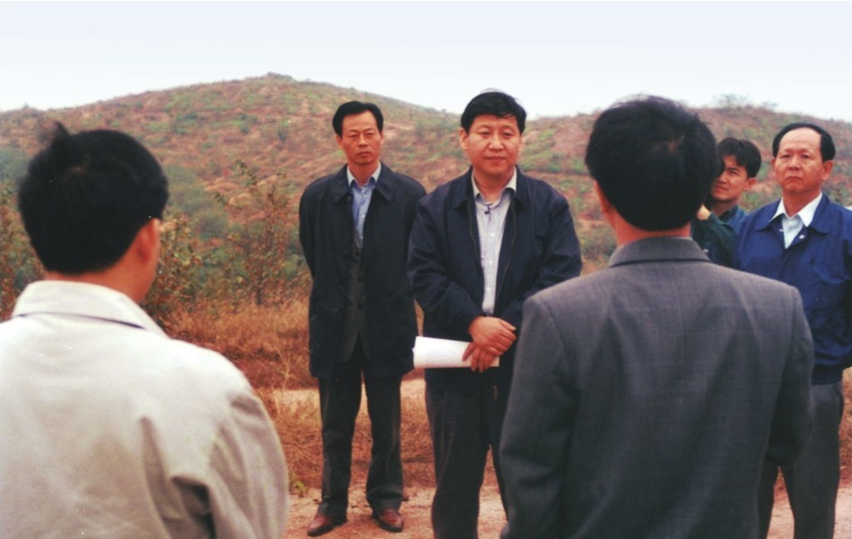 1999年11月，習(xí)近平在龍巖市長汀縣河田水土流失治理區(qū)調(diào)研。圖源：《習(xí)近平在福建（下）》
