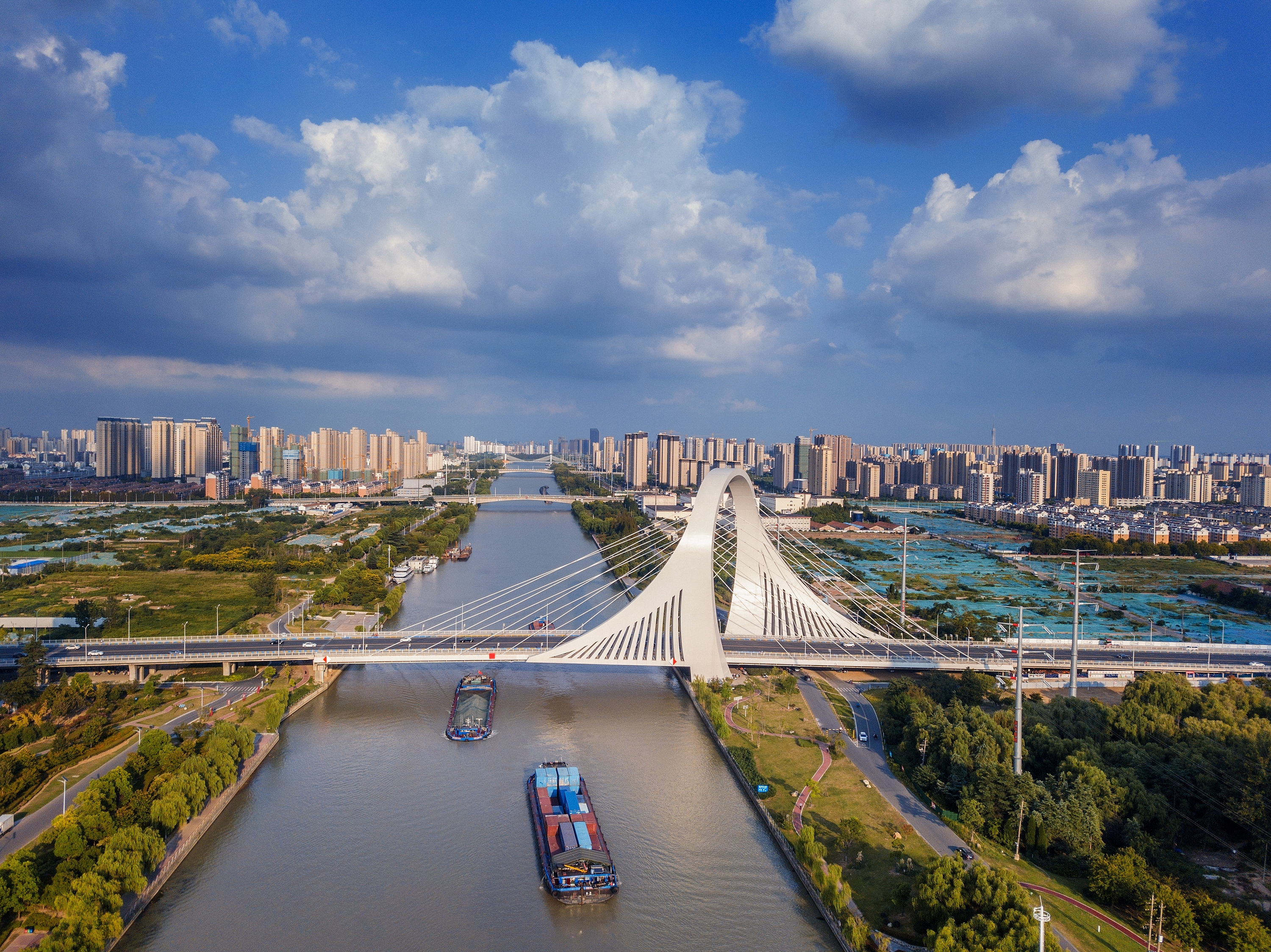 2022年9月12日，幾艘船舶行駛在江蘇淮安運河大橋附近。