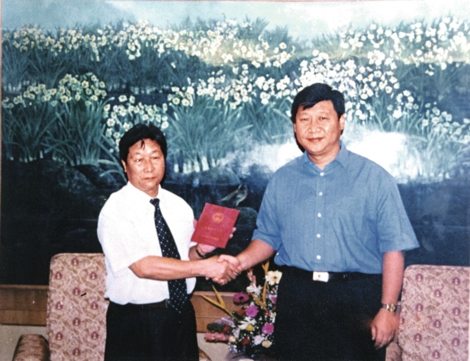 2000年7月，習(xí)近平為福建農(nóng)林大學(xué)教授林占熺頒發(fā)福建省政府“一等功”榮譽(yù)證書。圖源：《習(xí)近平在福建》（下）