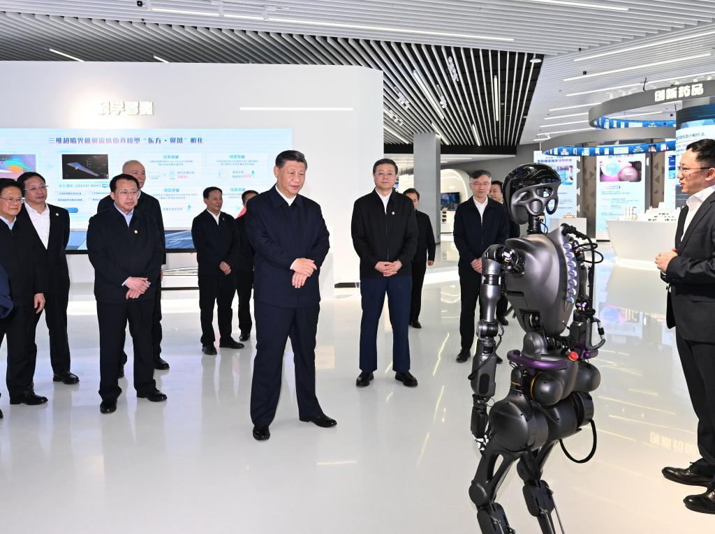 2023年11月28日下午，習(xí)近平在浦東新區(qū)張江科學(xué)城參觀上海科技創(chuàng)新成果展。新華社記者 謝環(huán)馳 攝