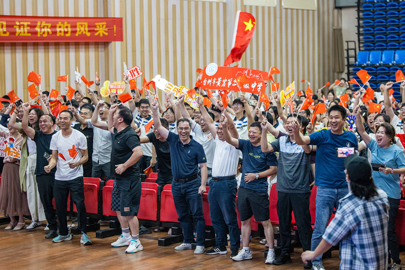 北京時間7月27日，2024年巴黎奧運會首個比賽日，在射擊10米氣步槍混合團體比賽中，中國選手黃雨婷/盛李豪獲得金牌。圖為黃雨婷的母校師生們通過收看奧運直播的方式為她加油助威。