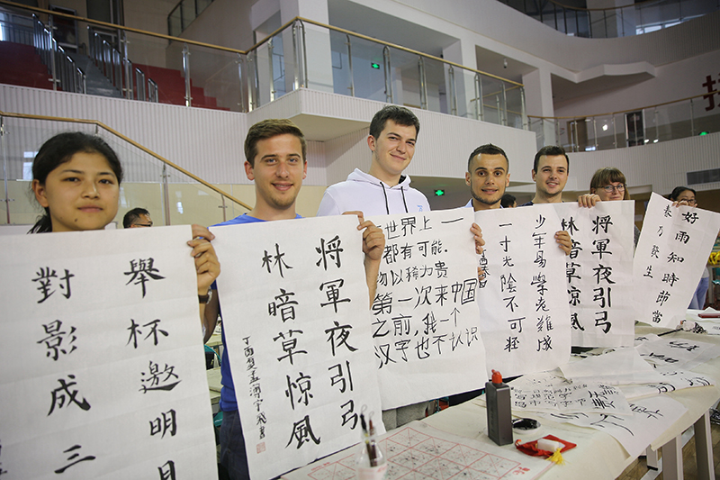 2017年6月5日，來自青島大學(xué)和中國石油大學(xué)（華東）的外國留學(xué)生在展示剛剛現(xiàn)場完成的書法作品。