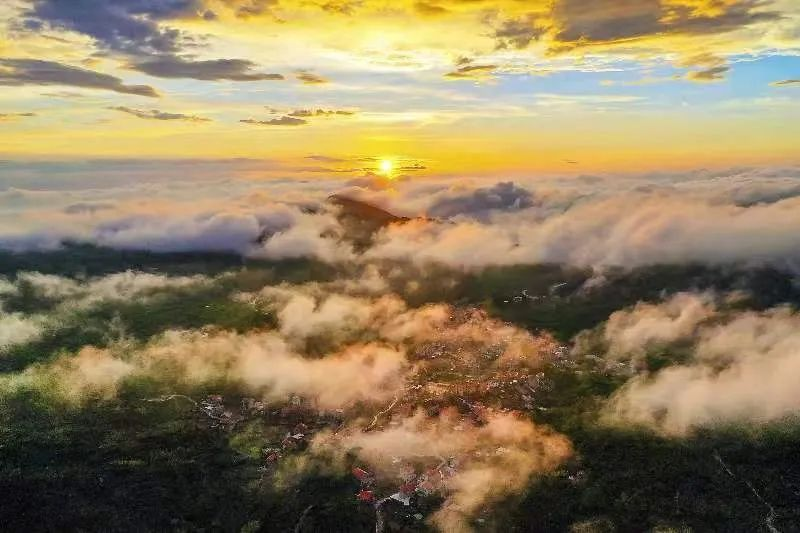 圖為云霧繚繞的軍營(yíng)村，群山盡翠，紅瓦掩映。廈門市委宣傳部供圖