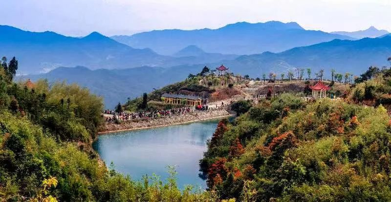 圖為游客們到軍營(yíng)村七彩池欣賞美景。廈門市委宣傳部供圖